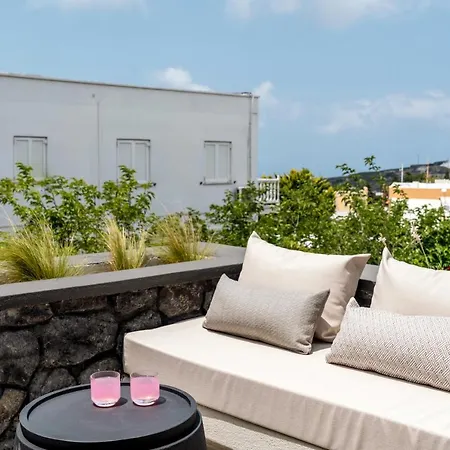 On The Square Apartment Pyrgos Kallistis